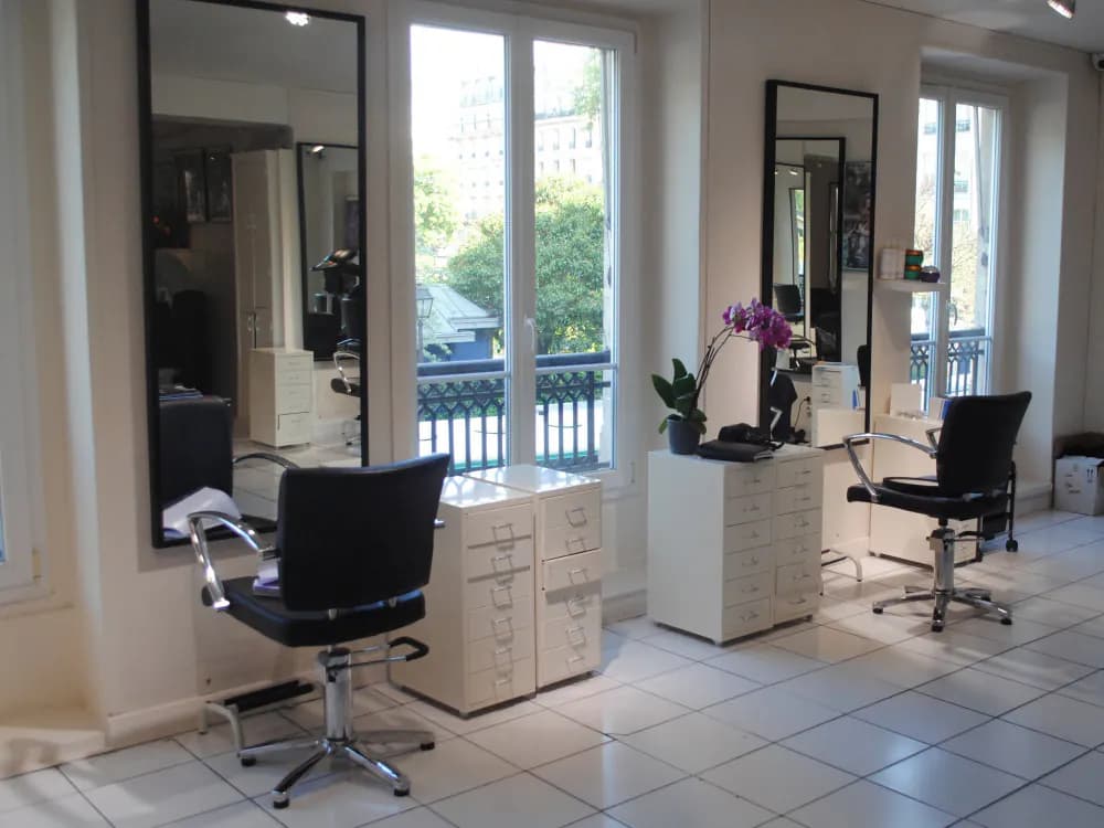Salon floor with chairs and mirrors